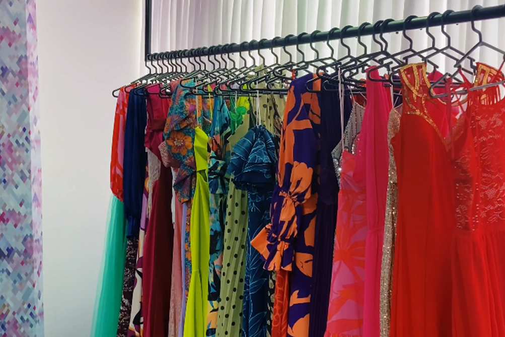 Muchos vestidos de color entero y estampados, seleccionados especialmente para eventos elegantes tipo bodas, graduaciones y fiesta