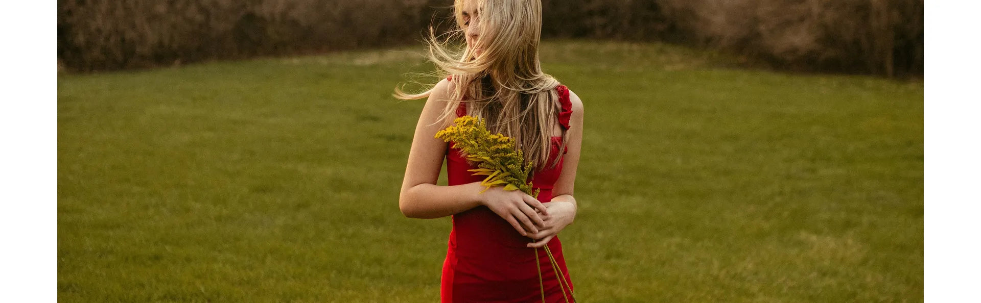 Alquila tu vestido y se libre! Vestido rojo elegante en el campo